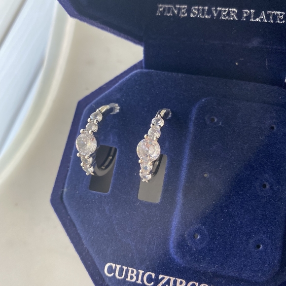 Silver cubic zirconia hoop earrings - Picture 5 of 5